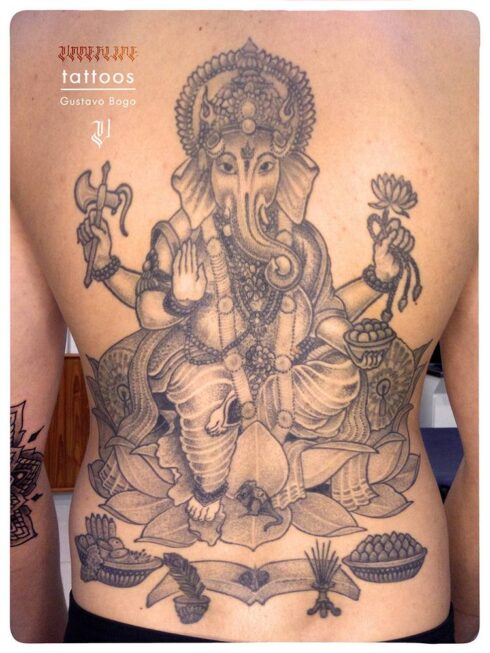 Tatuagem Sombreado Preto e Cinza / Sumiê - Tatuagem Sombreada em tons de preto e cinza, gradientes e texturas feitos com o afastamento dos pontos e diluição do preto / Sumiê.