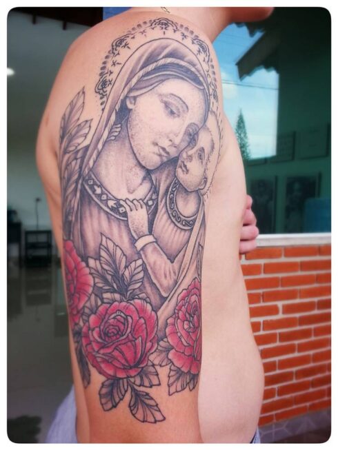 Tatuagem Sombreado Preto e Cinza / Sumiê - Tatuagem Sombreada em tons de preto e cinza, gradientes e texturas feitos com o afastamento dos pontos e diluição do preto / Sumiê.