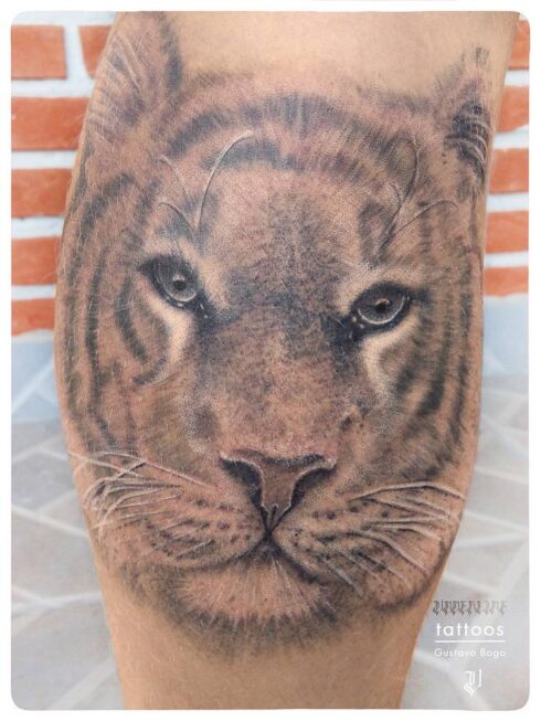 Tatuagem Sombreado Preto e Cinza / Sumiê - Tatuagem Sombreada em tons de preto e cinza, gradientes e texturas feitos com o afastamento dos pontos e diluição do preto / Sumiê.